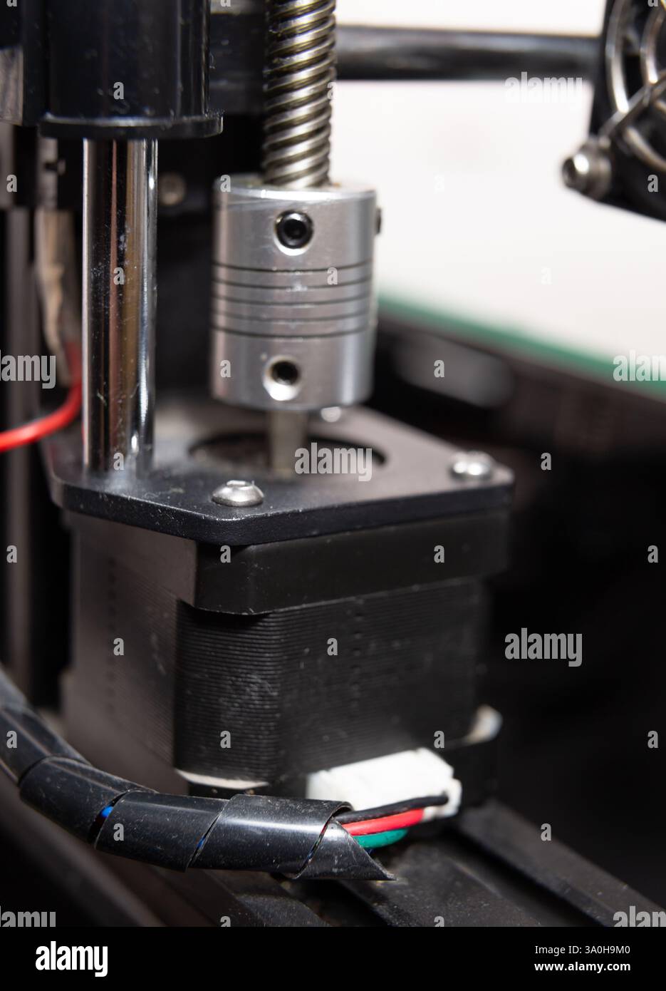 Moteur électrique de steper pour imprimante 3D, alimentant l'axe z Banque D'Images