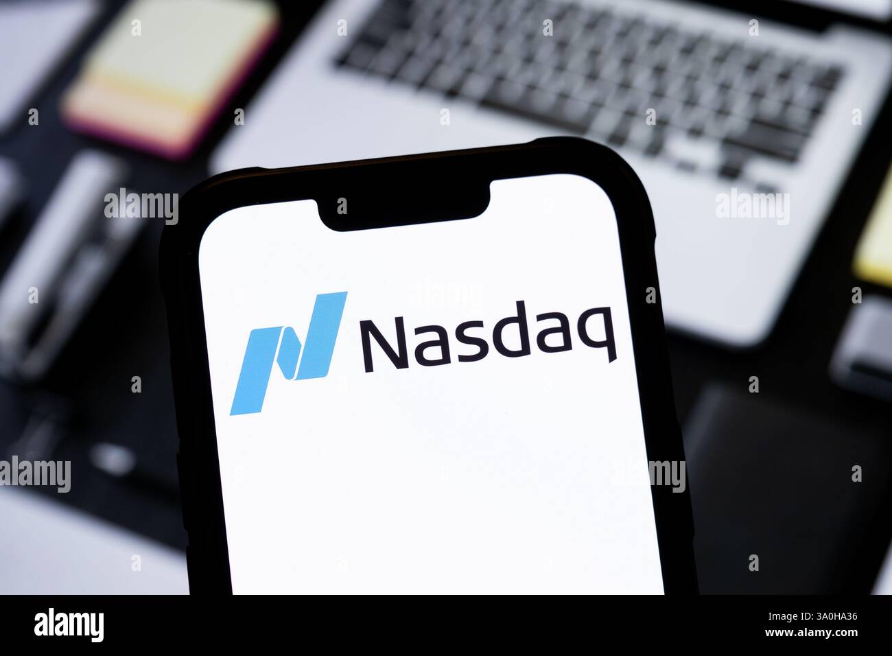 Pologne. 02 mars 2025. Dans cette illustration photo, un logo Nasdaq est affiché sur un smartphone. Crédit : SOPA images Limited/Alamy Live News Banque D'Images