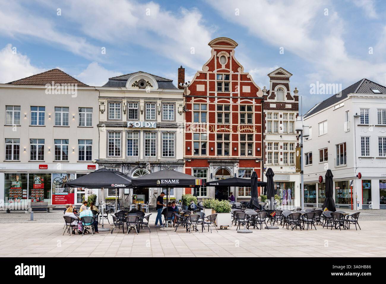 Les gens en plein air buvant dans un bar-restaurant, Oudenaarde, Flandre orientale, Belgique Banque D'Images