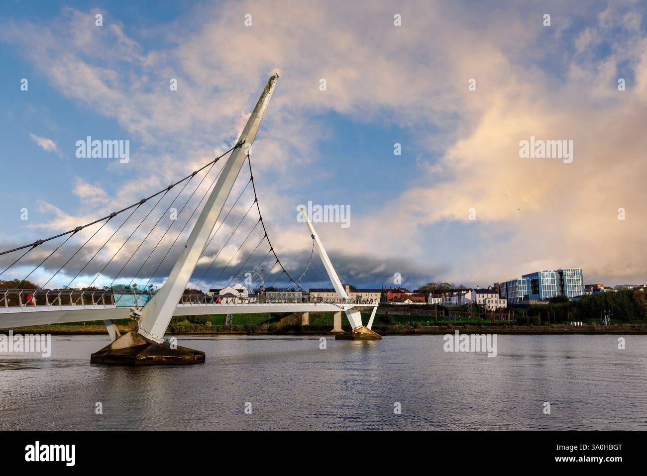 Le pont de la paix au-dessus de la rivière Foyle, Derry, Irlande Banque D'Images