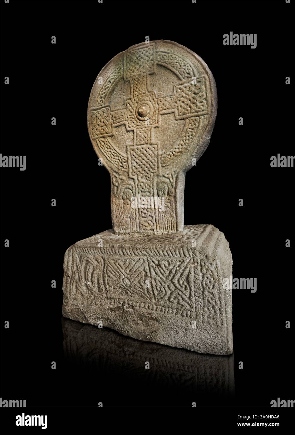 Croix de Conbelin une immense croix de roue en pierre sculptée celtique avec des arcs de noeud, une croix de placage et un patron central avec des figures sculptées St John Hold Banque D'Images