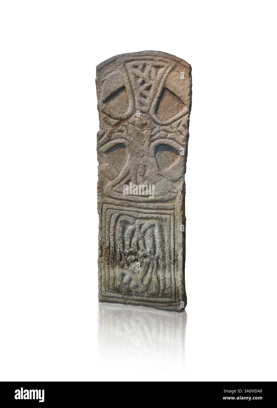 Croix à tête de disque celtique chrétienne (inv 8) avec croix sculptée et tige ont des panneaux décoratifs entrelacés. du xe au début du xie siècle. Margam Stones Muse Banque D'Images