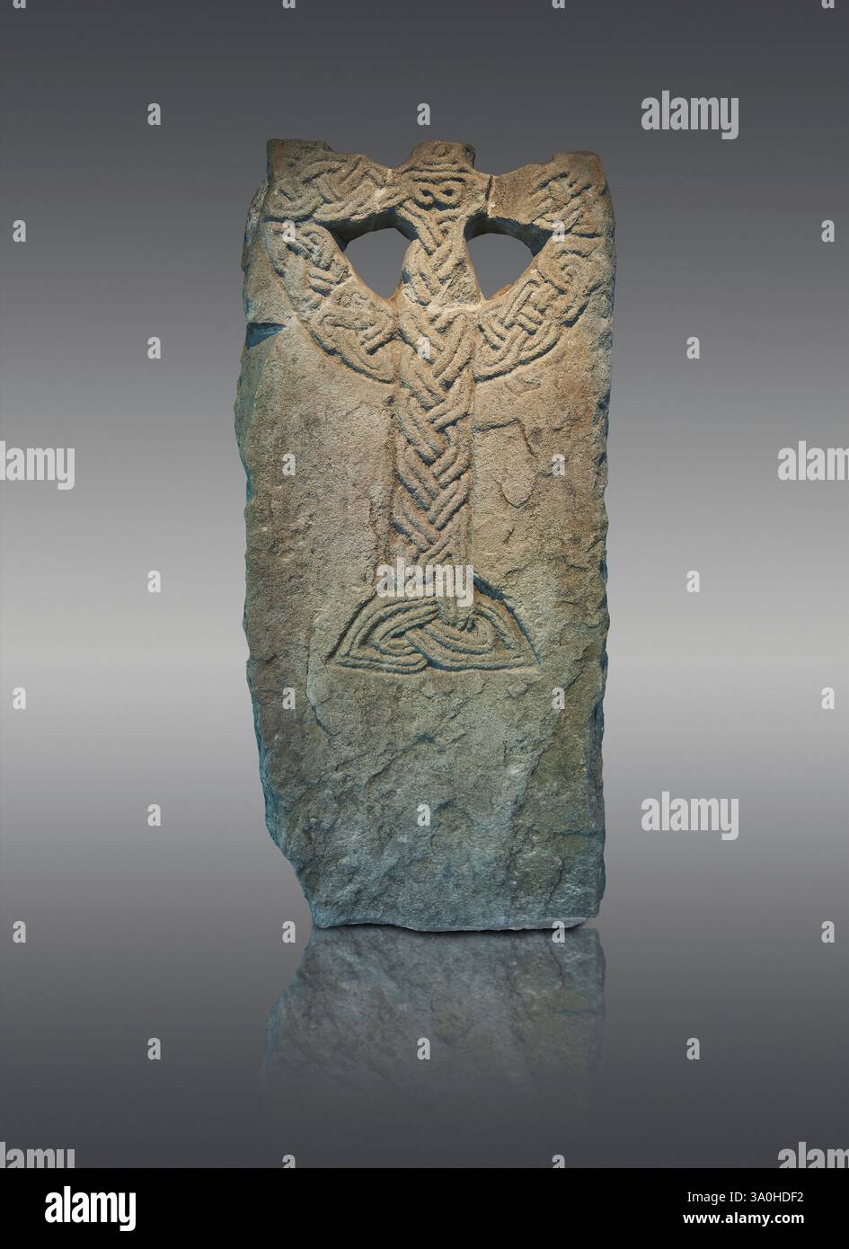 Celtic Christian Crux Christi plaque transversale de plaitwork (no 15) une croix de dalle celtique avec croix de style celtique sculptée et décorations, haut manquant. 9e ou 10t Banque D'Images