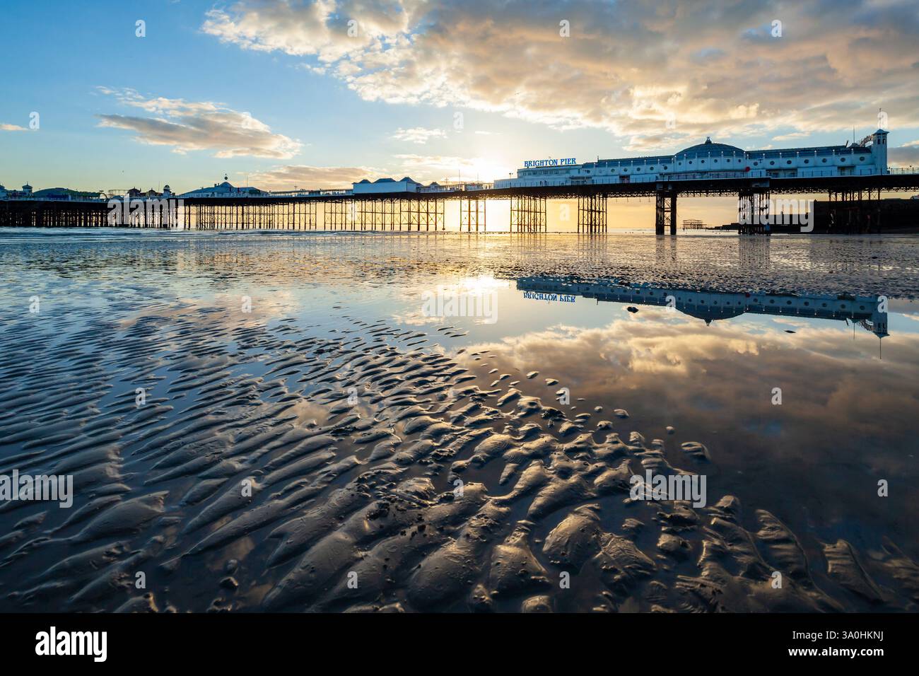 Coucher de soleil au Palace Pier à Brighton, East Sussex, Angleterre. Banque D'Images
