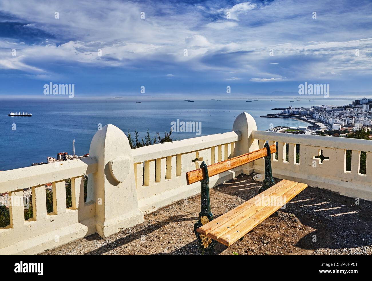 Alger est la capitale et la plus grande ville d'Algérie, située sur la côte méditerranéenne de l'Afrique du Nord, vue depuis le bureau d'observation de la Basilique de Banque D'Images