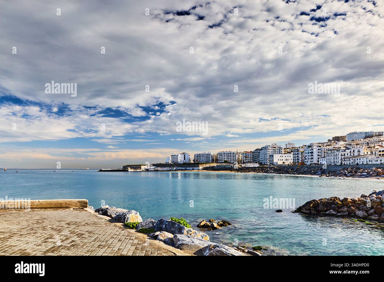 Alger est la capitale et la plus grande ville de l'Algérie, située sur la côte méditerranéenne de l'Afrique du Nord, vue sur la côte à travers la baie d'Alger Banque D'Images