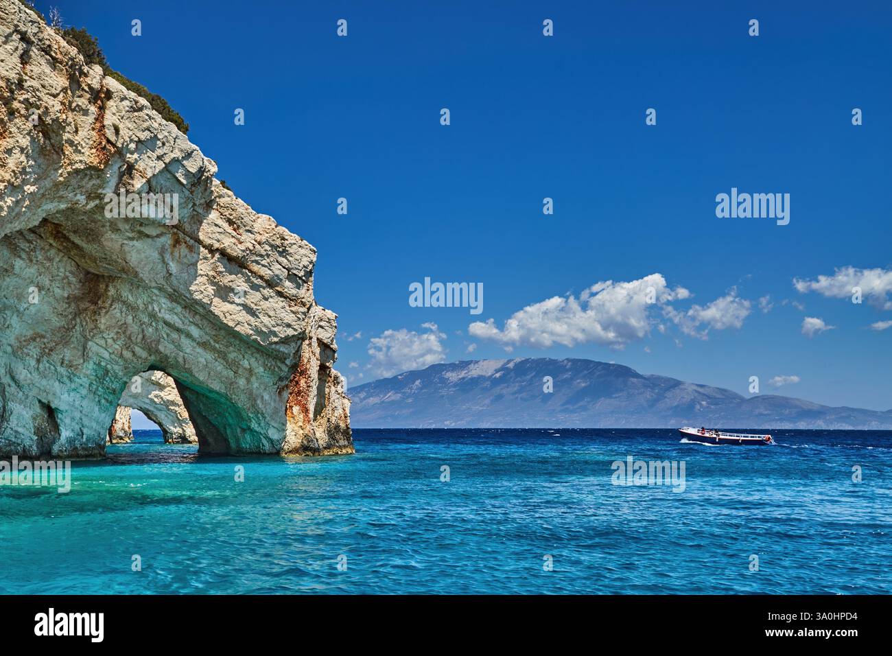 Célèbres grottes bleues. Belles grottes marines sur l'île de Zakynthos, mer Ionienne en Grèce. Banque D'Images