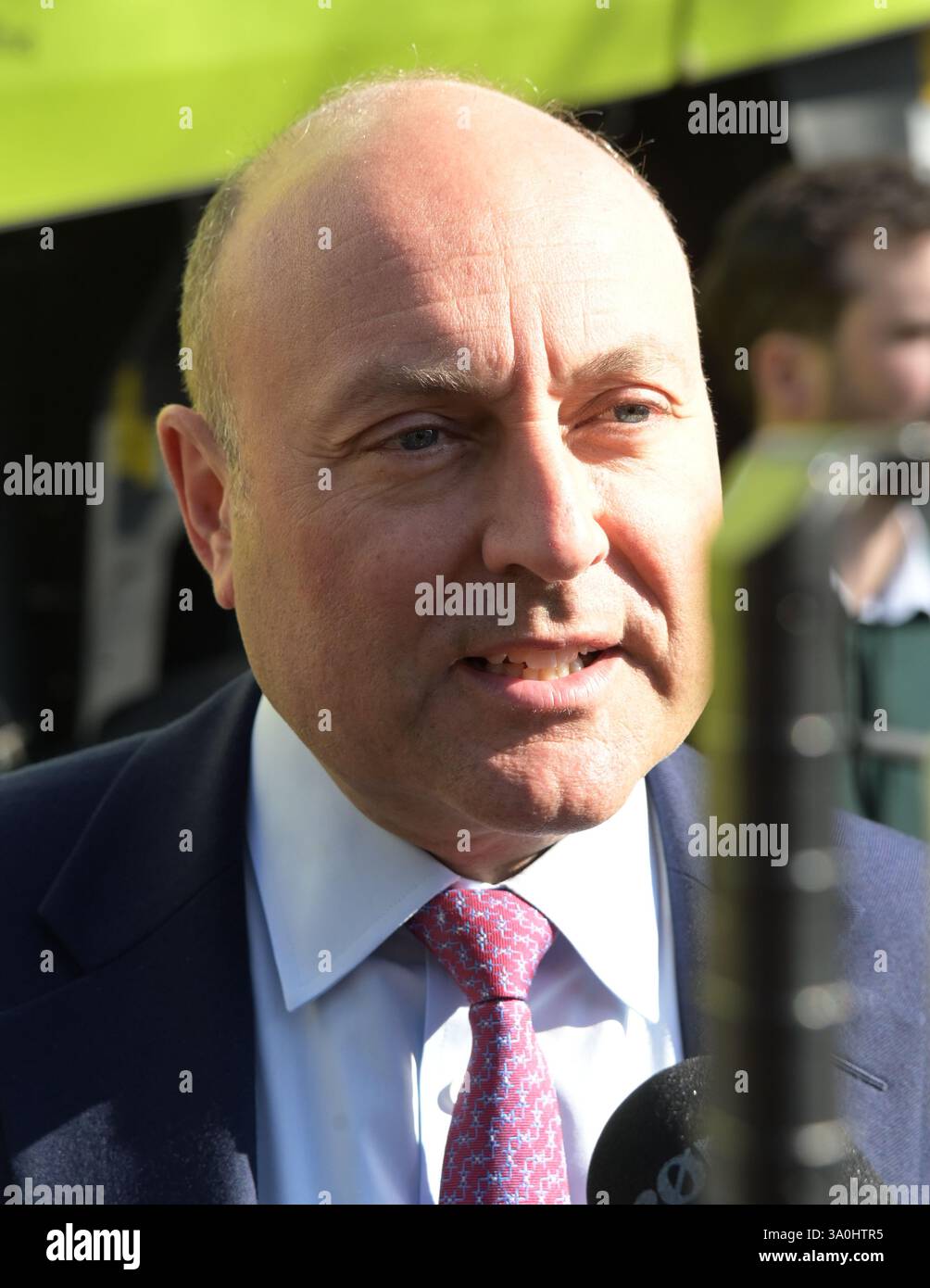 Londres, Royaume-Uni. 4 mars 2025. Soeaker Andrew Griffith est un secrétaire d'État fantôme pour les entreprises et le commerce du Royaume-Uni assiste à une réunion de fermiers à Londres pour un rassemblement Pancake Day pour s'opposer à l'impôt sur les successions du gouvernement à Londres, Royaume-Uni. (Photo de 李世惠/Voir Li/Picture Capital) crédit : Voir Li/Picture Capital/Alamy Live News Banque D'Images