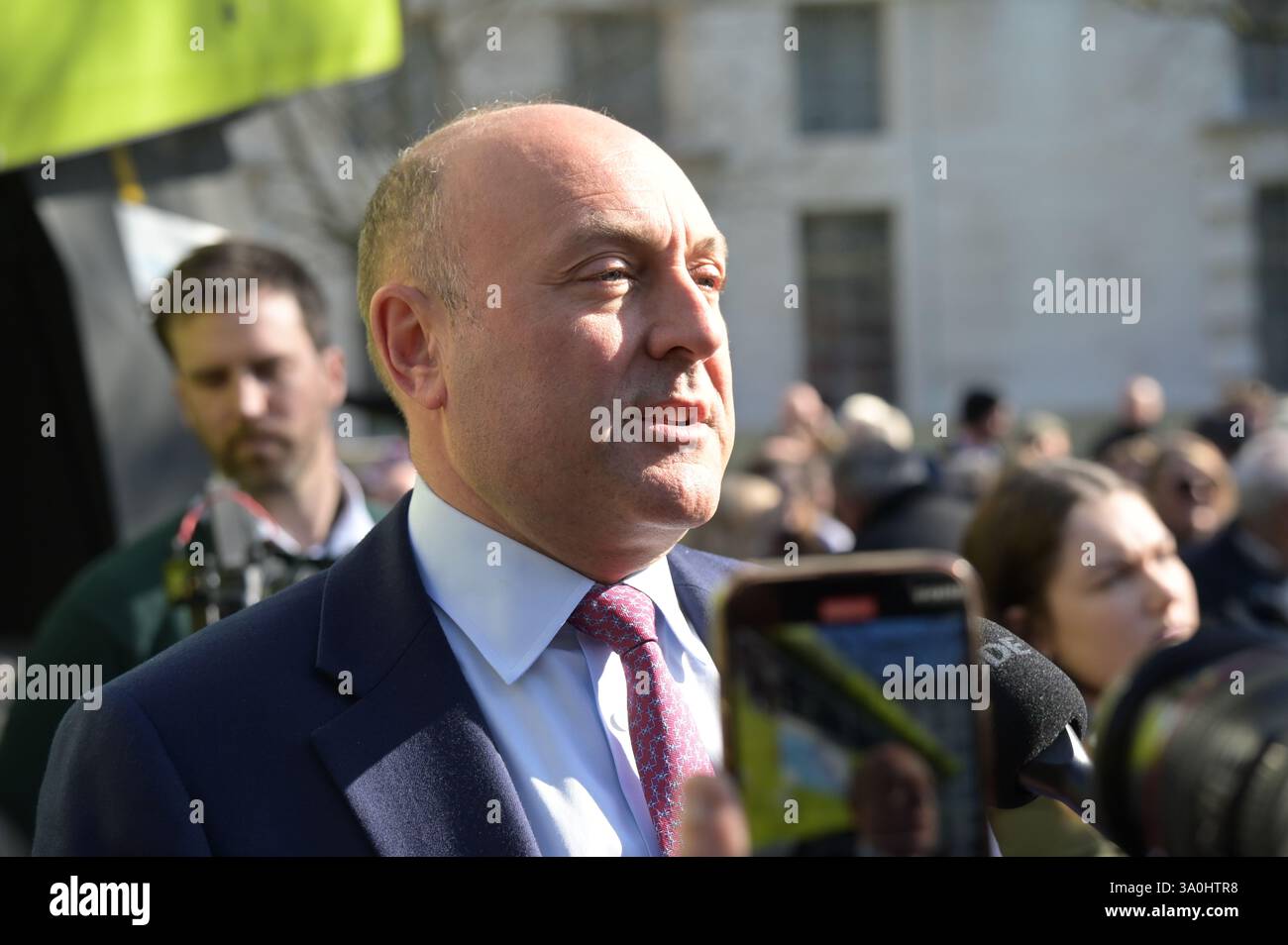 Londres, Royaume-Uni. 4 mars 2025. Soeaker Andrew Griffith est un secrétaire d'État fantôme pour les entreprises et le commerce du Royaume-Uni assiste à une réunion de fermiers à Londres pour un rassemblement Pancake Day pour s'opposer à l'impôt sur les successions du gouvernement à Londres, Royaume-Uni. (Photo de 李世惠/Voir Li/Picture Capital) crédit : Voir Li/Picture Capital/Alamy Live News Banque D'Images