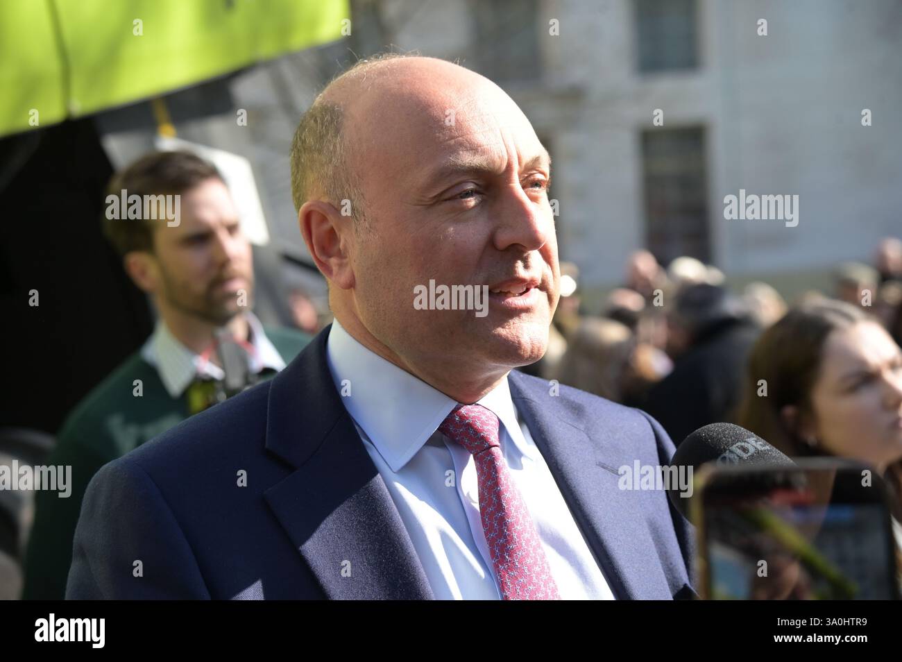 Londres, Royaume-Uni. 4 mars 2025. Soeaker Andrew Griffith est un secrétaire d'État fantôme pour les entreprises et le commerce du Royaume-Uni assiste à une réunion de fermiers à Londres pour un rassemblement Pancake Day pour s'opposer à l'impôt sur les successions du gouvernement à Londres, Royaume-Uni. (Photo de 李世惠/Voir Li/Picture Capital) crédit : Voir Li/Picture Capital/Alamy Live News Banque D'Images