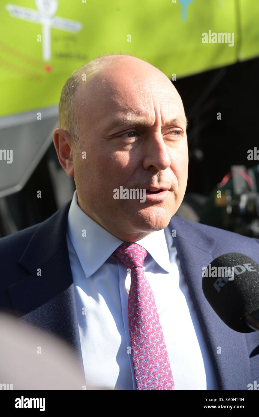 Londres, Royaume-Uni. 4 mars 2025. Soeaker Andrew Griffith est un secrétaire d'État fantôme pour les entreprises et le commerce du Royaume-Uni assiste à une réunion de fermiers à Londres pour un rassemblement Pancake Day pour s'opposer à l'impôt sur les successions du gouvernement à Londres, Royaume-Uni. (Photo de 李世惠/Voir Li/Picture Capital) crédit : Voir Li/Picture Capital/Alamy Live News Banque D'Images