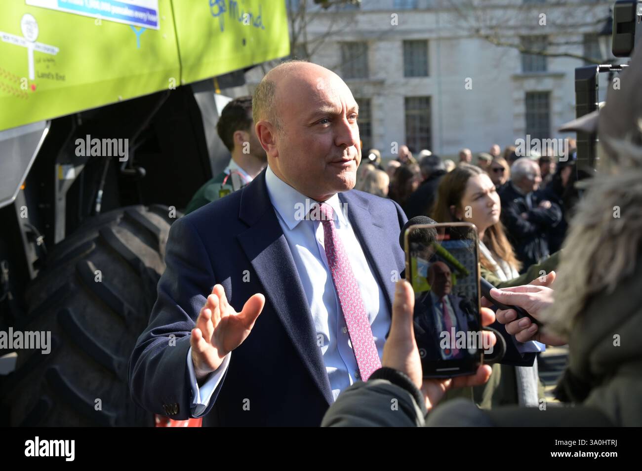 Londres, Royaume-Uni. 4 mars 2025. Soeaker Andrew Griffith est un secrétaire d'État fantôme pour les entreprises et le commerce du Royaume-Uni assiste à une réunion de fermiers à Londres pour un rassemblement Pancake Day pour s'opposer à l'impôt sur les successions du gouvernement à Londres, Royaume-Uni. (Photo de 李世惠/Voir Li/Picture Capital) crédit : Voir Li/Picture Capital/Alamy Live News Banque D'Images