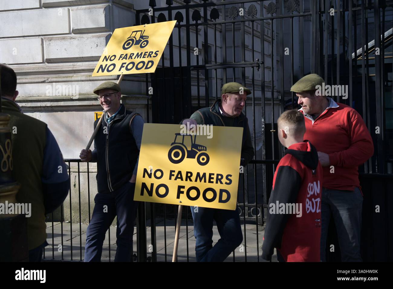 Londres, Royaume-Uni. 4 mars 2025. Les agriculteurs se rassemblent à Londres pour un rassemblement du jour des crêpes pour s'opposer à l'impôt sur les successions du gouvernement à Londres, au Royaume-Uni. (Photo de 李世惠/Voir Li/Picture Capital) crédit : Voir Li/Picture Capital/Alamy Live News Banque D'Images