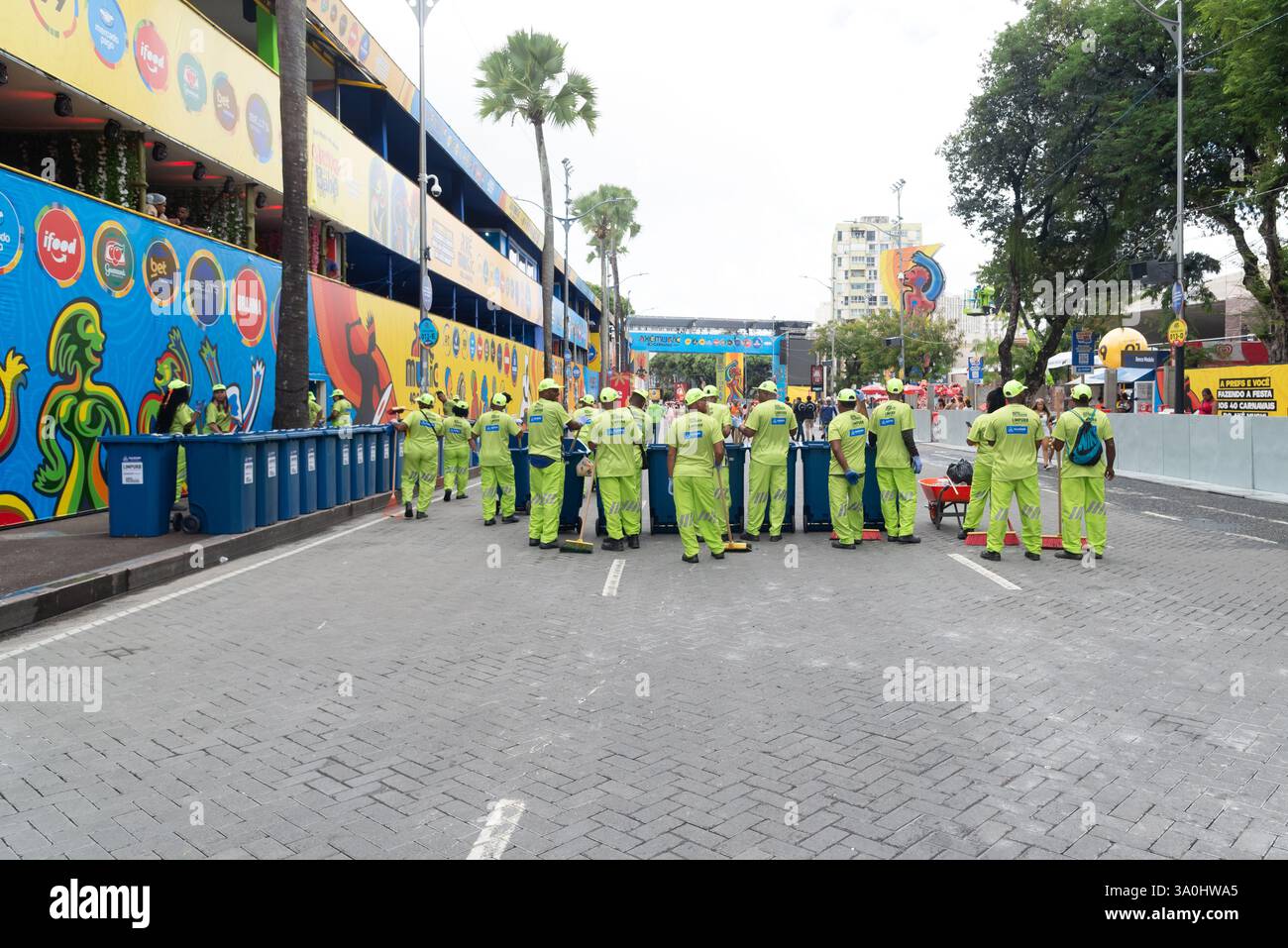 Salvador, Bahia, Brésil - 01 mars 2025 : des travailleurs de nettoyage se préparent à nettoyer la rue après le décès d'un trio électrique pendant la Carniva Banque D'Images