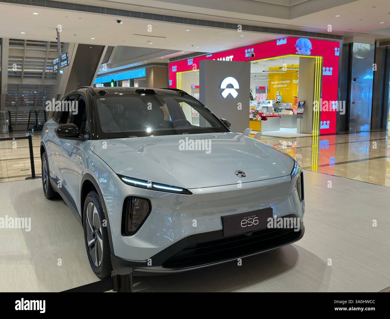Chongqing, Chine - 6 décembre 2023 : NIO ES6 (EL6) exposé dans un showroom - Image de stock capturée avec un smartphone Chongqing, Chine - 6 décembre 2023 : NIO ES6 (EL6) exposé dans un showroom - Image de stock capturée avec un smartphone