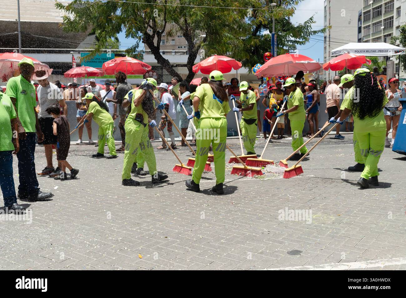 Salvador, Bahia, Brésil - 01 mars 2025 : des nettoyeurs de rue sont vus en train de nettoyer le circuit du défilé après le passage d'un trio électrique pendant le carniv Banque D'Images