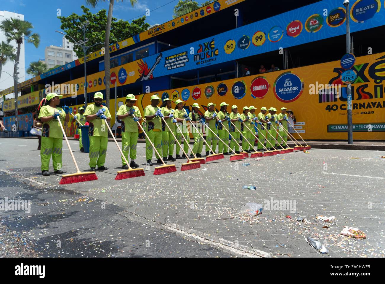 Salvador, Bahia, Brésil - 01 mars 2025 : plusieurs membres du personnel de nettoyage sont vus en train de nettoyer la rue après le passage d'un trio électrique pendant le carnaval Banque D'Images