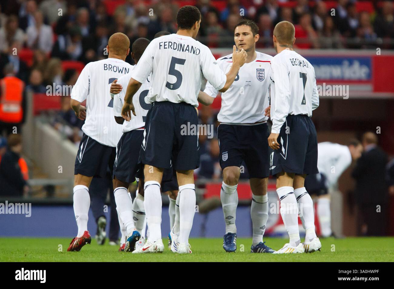 Les joueurs de l'équipe d'Angleterre se préparent pour le coup d'envoi d'un match amical contre les États-Unis le 28 mai 2008 au stade de Wembley à Londres, en Angleterre. Usage éditorial exclusif. Utilisation commerciale interdite. (Photographie de Jonathan Paul Larsen / Diadem images) Banque D'Images