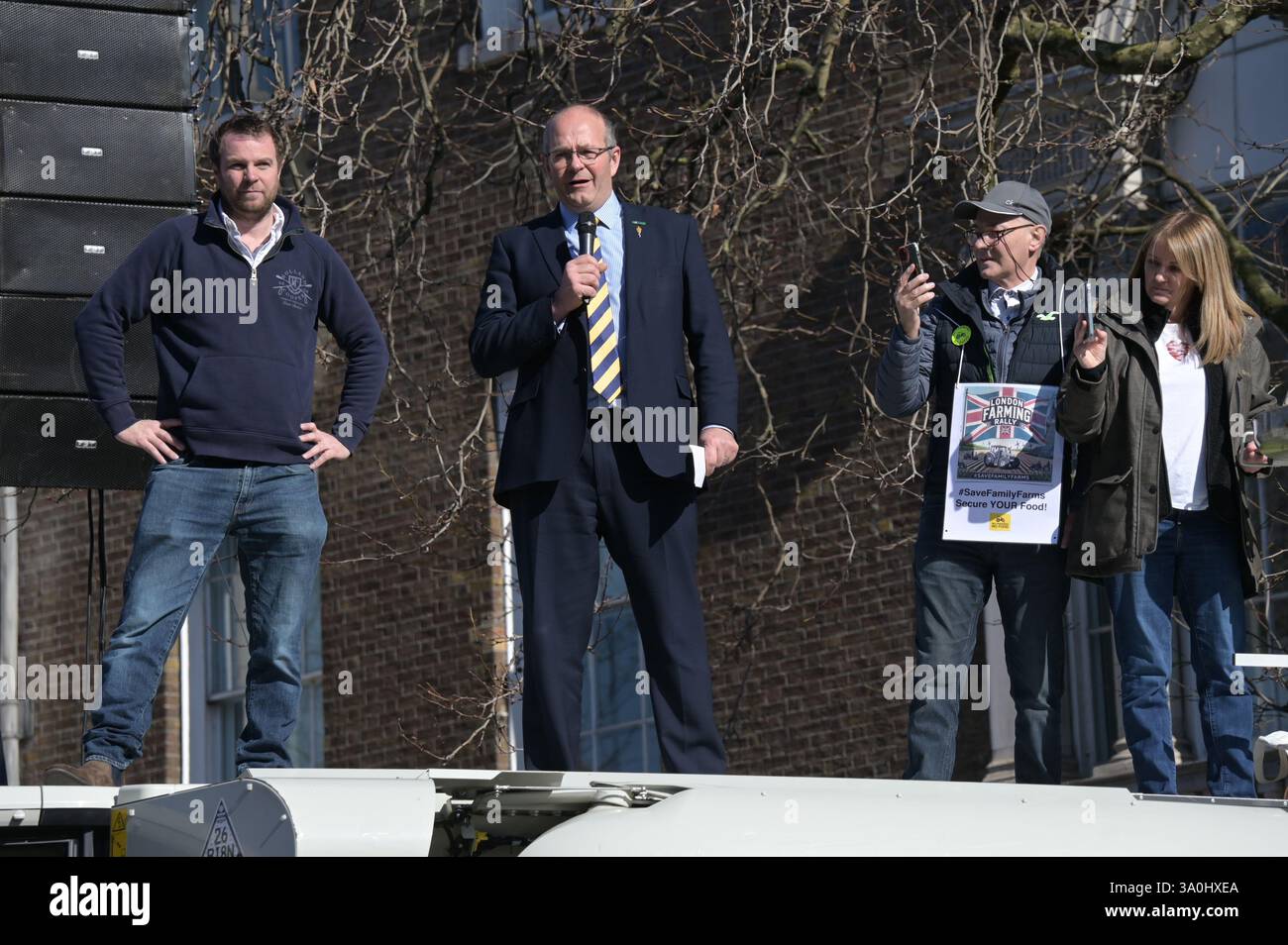 Londres, Royaume-Uni. 4 mars 2025. Le conférencier Tom Bradshaw est le président de la NFU et Farms in Partnership assiste à des Farmers se réunissent à Londres pour un rassemblement du jour des crêpes pour s'opposer à l'impôt sur les successions du gouvernement à Londres, au Royaume-Uni. (Photo de 李世惠/Voir Li/Picture Capital) crédit : Voir Li/Picture Capital/Alamy Live News Banque D'Images