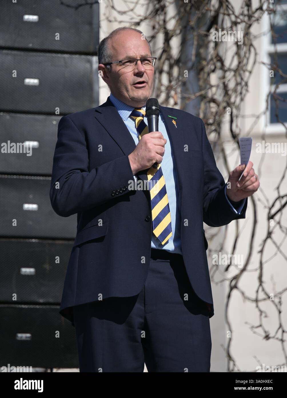 Londres, Royaume-Uni. 4 mars 2025. Le conférencier Tom Bradshaw est le président de la NFU et Farms in Partnership assiste à des Farmers se réunissent à Londres pour un rassemblement du jour des crêpes pour s'opposer à l'impôt sur les successions du gouvernement à Londres, au Royaume-Uni. (Photo de 李世惠/Voir Li/Picture Capital) crédit : Voir Li/Picture Capital/Alamy Live News Banque D'Images