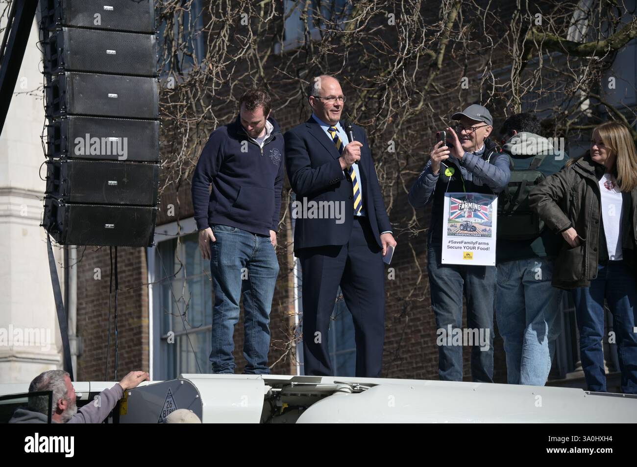 Londres, Royaume-Uni. 4 mars 2025. Le conférencier Tom Bradshaw est le président de la NFU et Farms in Partnership assiste à des Farmers se réunissent à Londres pour un rassemblement du jour des crêpes pour s'opposer à l'impôt sur les successions du gouvernement à Londres, au Royaume-Uni. (Photo de 李世惠/Voir Li/Picture Capital) crédit : Voir Li/Picture Capital/Alamy Live News Banque D'Images