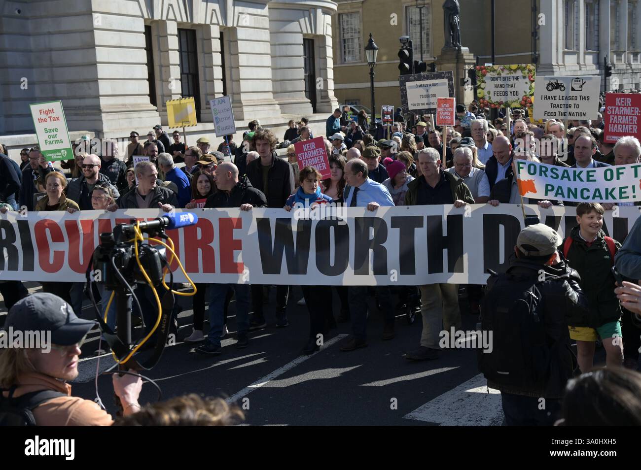 Londres, Royaume-Uni. 4 mars 2025. Les agriculteurs se rassemblent à Londres pour un rassemblement du jour des crêpes pour s'opposer à l'impôt sur les successions du gouvernement à Londres, au Royaume-Uni. (Photo de 李世惠/Voir Li/Picture Capital) crédit : Voir Li/Picture Capital/Alamy Live News Banque D'Images