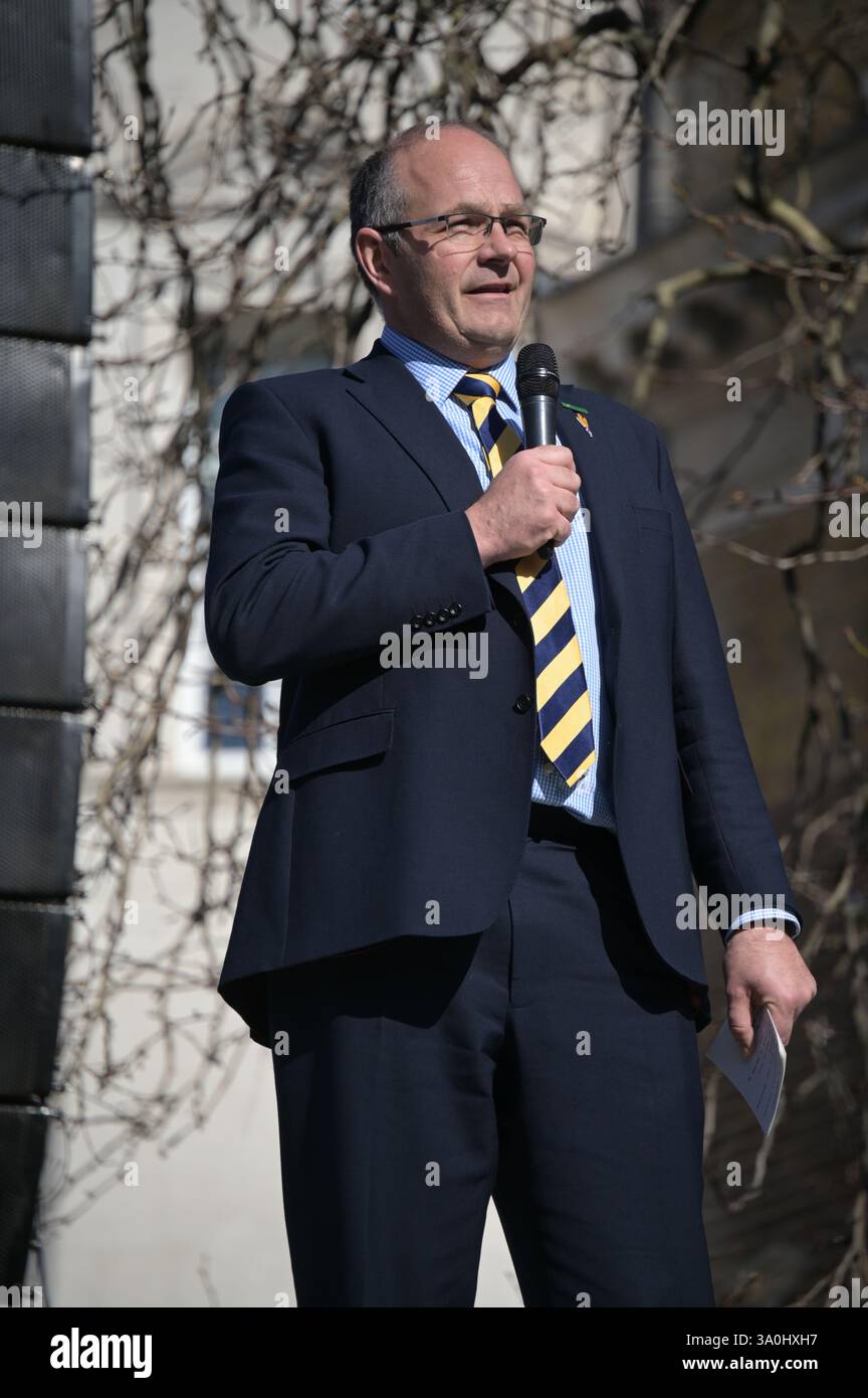 Londres, Royaume-Uni. 4 mars 2025. Le conférencier Tom Bradshaw est le président de la NFU et Farms in Partnership assiste à des Farmers se réunissent à Londres pour un rassemblement du jour des crêpes pour s'opposer à l'impôt sur les successions du gouvernement à Londres, au Royaume-Uni. (Photo de 李世惠/Voir Li/Picture Capital) crédit : Voir Li/Picture Capital/Alamy Live News Banque D'Images