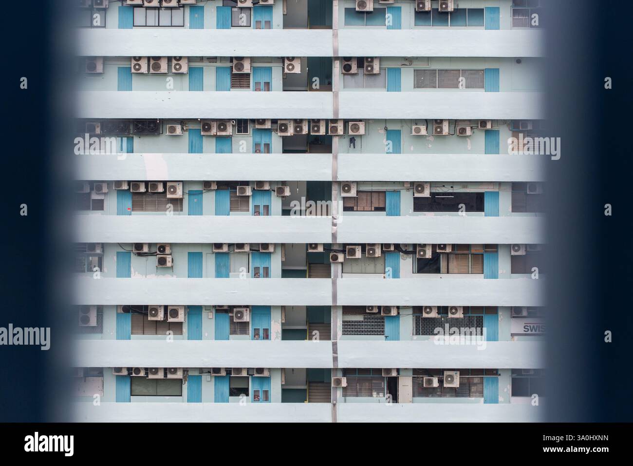 Bâtiment Tan Boon Liat de plusieurs étages. Unités d'affaires industrielles. long étirement. Systèmes de climatisation pour lutter contre l'humidité de la chaleur. Singapour. Banque D'Images