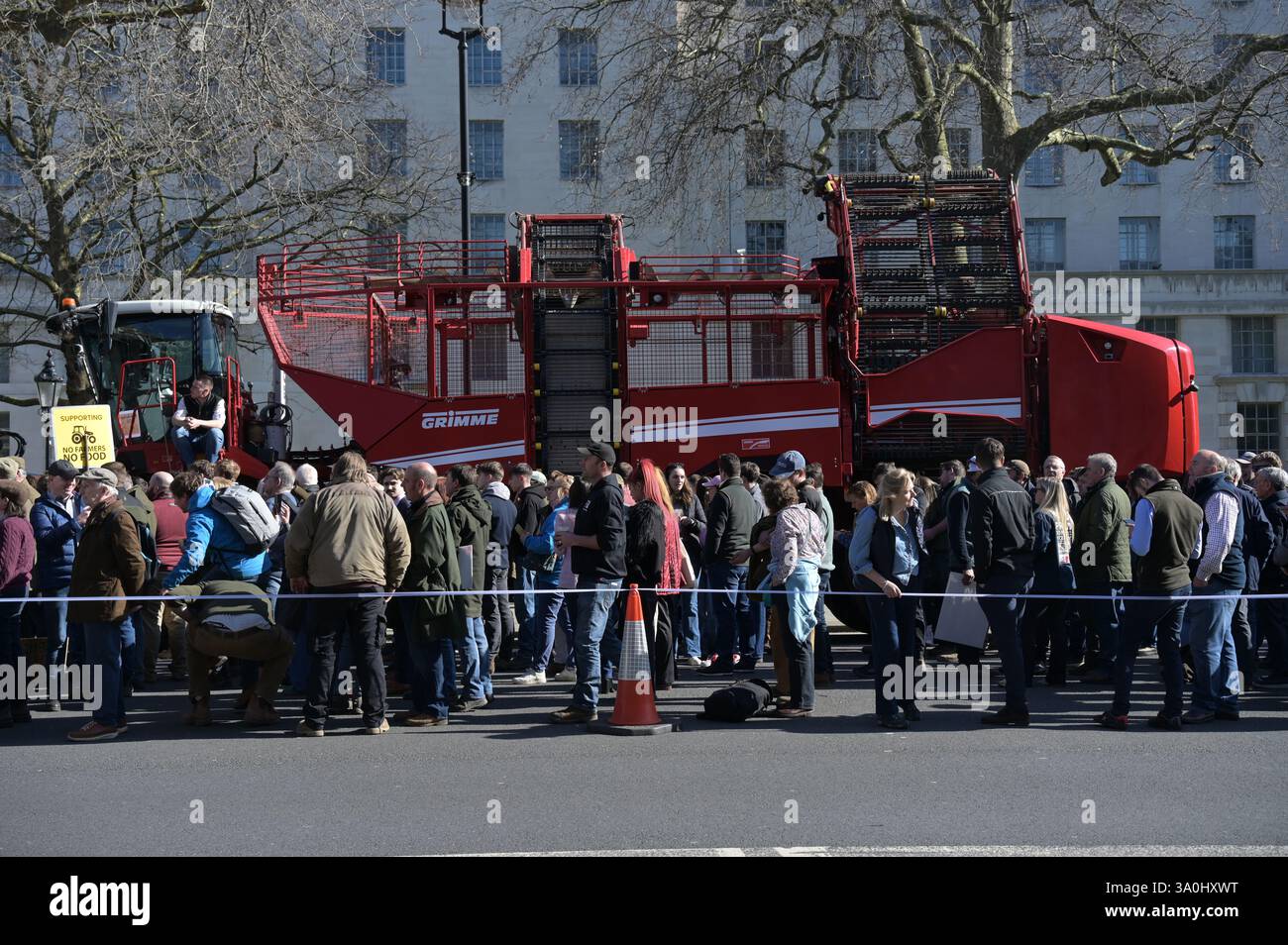 Londres, Royaume-Uni. 4 mars 2025. Les agriculteurs se rassemblent à Londres pour un rassemblement du jour des crêpes pour s'opposer à l'impôt sur les successions du gouvernement à Londres, au Royaume-Uni. (Photo de 李世惠/Voir Li/Picture Capital) crédit : Voir Li/Picture Capital/Alamy Live News Banque D'Images