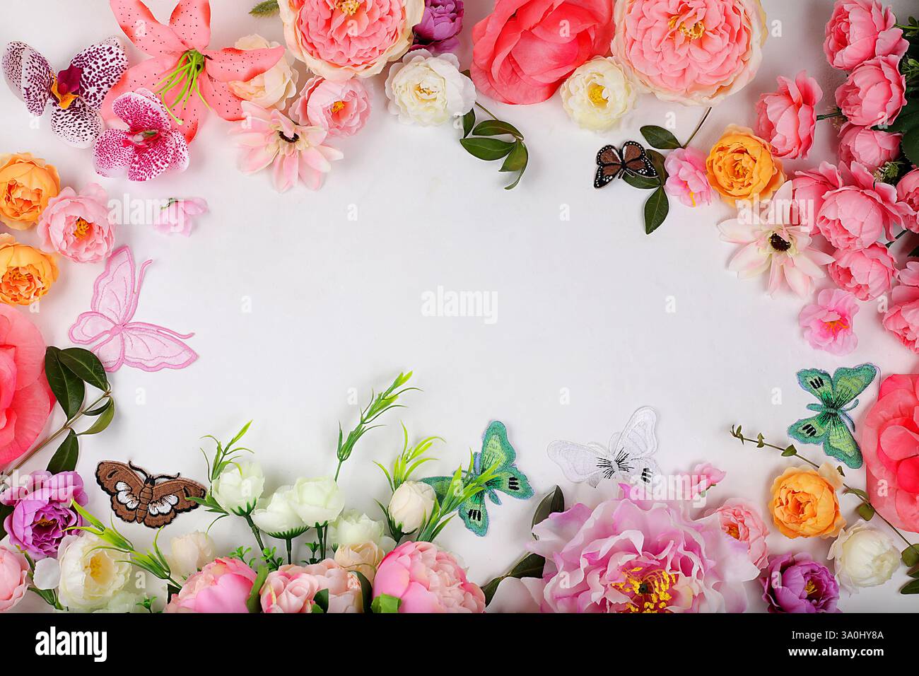 Concept de vacances avec fleurs, composition de printemps ou d'été, nature morte, bannière. Podium pour les produits publicitaires avec place pour le texte, carte postale pour mothe Banque D'Images