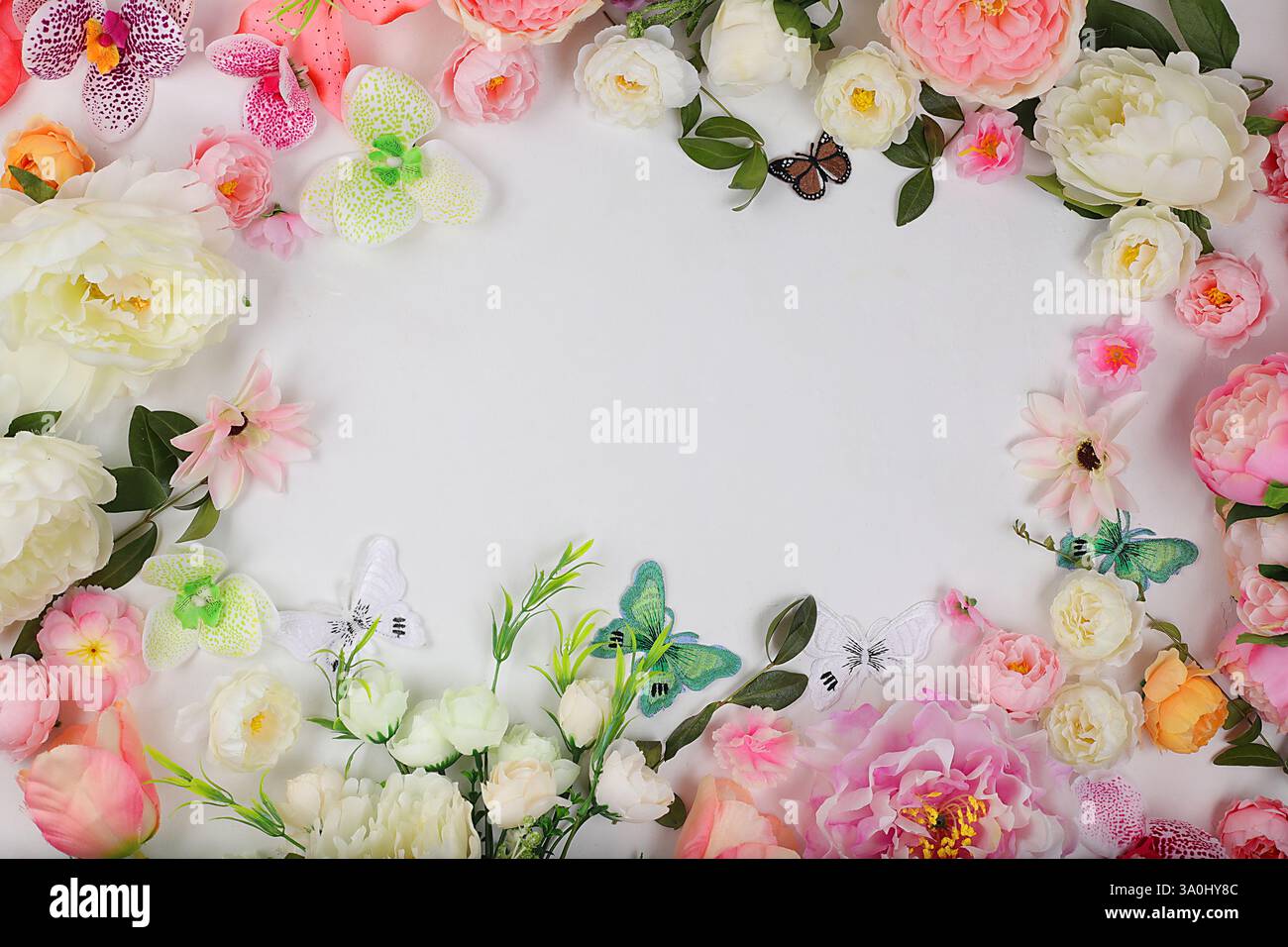 Arrangement floral de printemps ou d'été, nature morte, bannière. Concept de vacances avec des fleurs, podium pour les produits publicitaires avec place pour le texte, salutation c Banque D'Images