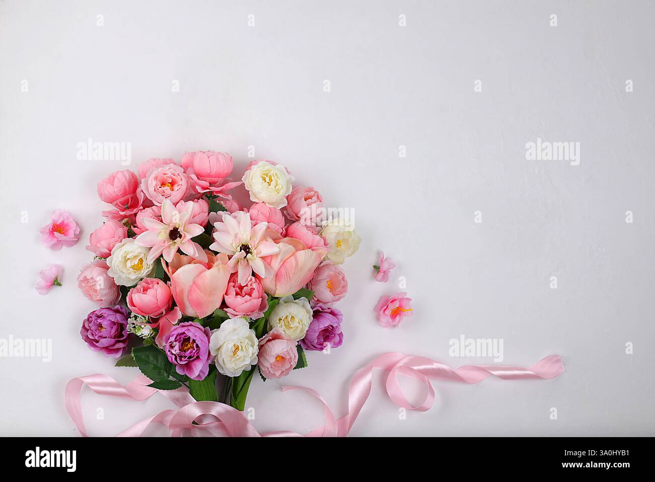 Arrangement floral abstrait, nature morte, bannière de printemps et d'été, bouquet de roses et de pivoines avec place pour le texte sur fond gris. Post. Maternelle Banque D'Images