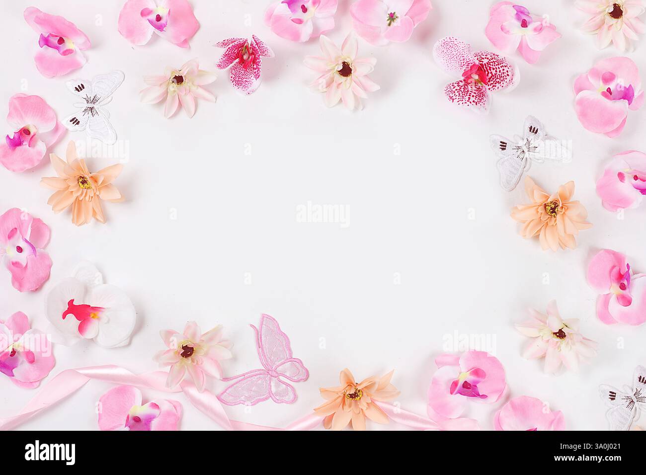 Concept de vacances avec des fleurs, composition de printemps ou d'été, nature morte, bannière, pose plate de fleurs d'orchidée délicates avec place pour le texte. Carte de voeux Banque D'Images