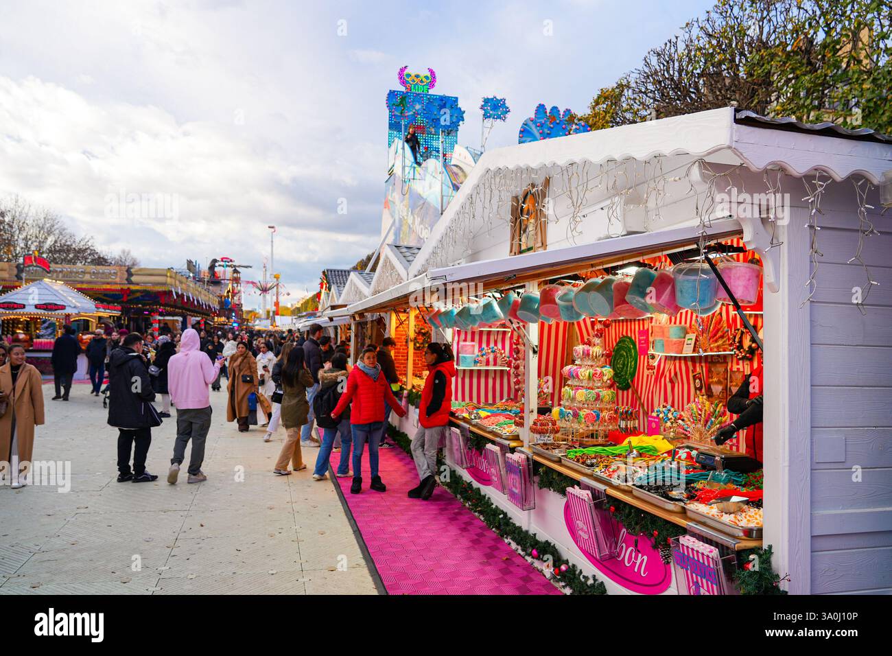 Boutique de bonbons dans le marché de Noël des jardins des Tuileries à Paris, France Banque D'Images