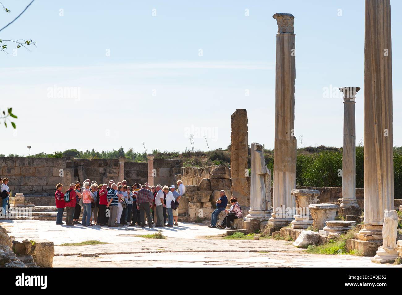 Groupe de touristes avec guide à l'ancienne ville grecque de Salamis, dans la Chypre du Nord turque. Banque D'Images