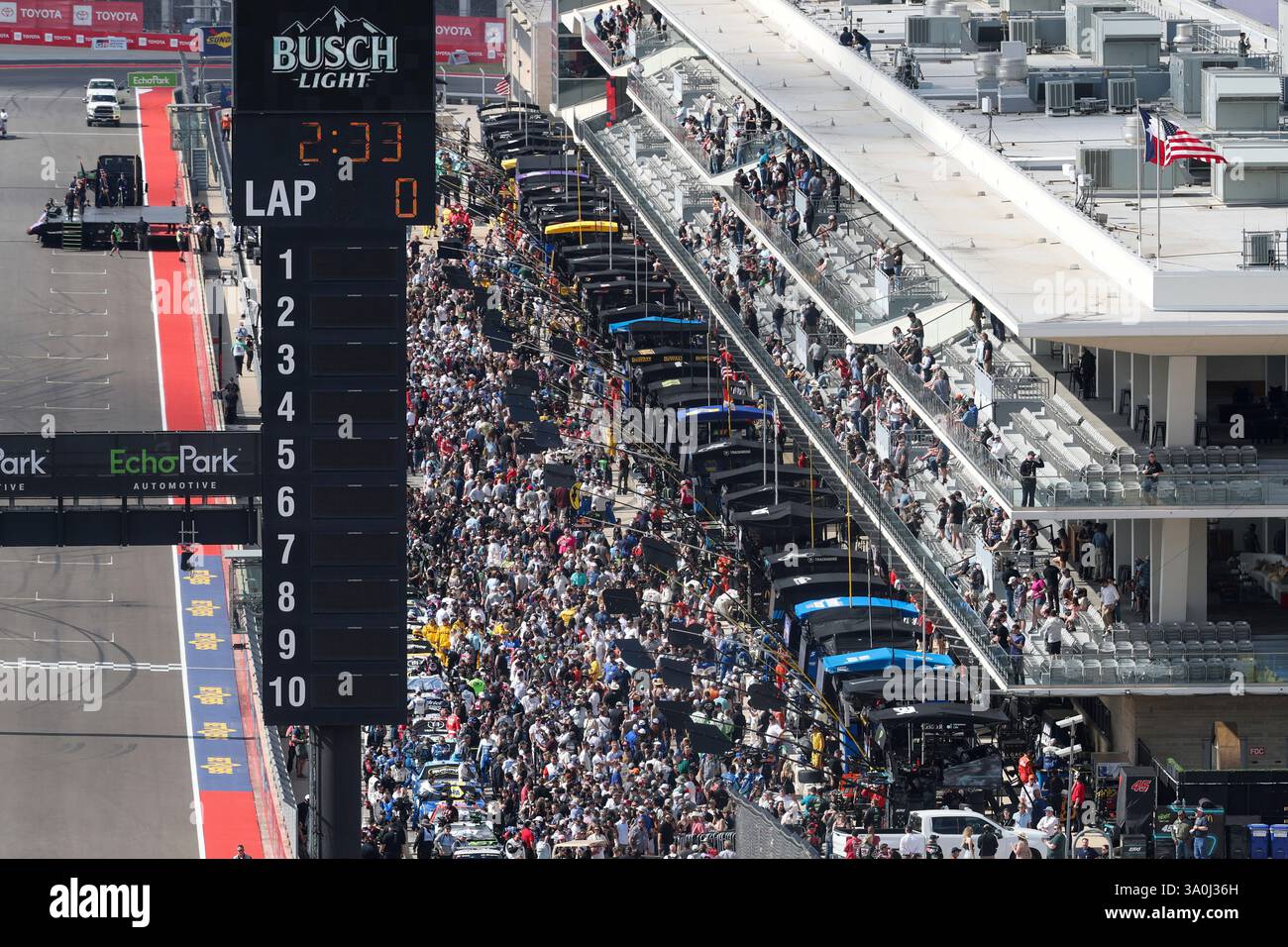AUSTIN, TX - MARCH 02: A general view of a packed pit lane before the NASCAR Cup Series Echo Park Automotive Grand Prix on March 2, 2025, at the Circuit of the Americas in Austin, TX. (Photo by David Buono/Icon Sportswire) (Icon Sportswire via AP Images) Banque D'Images