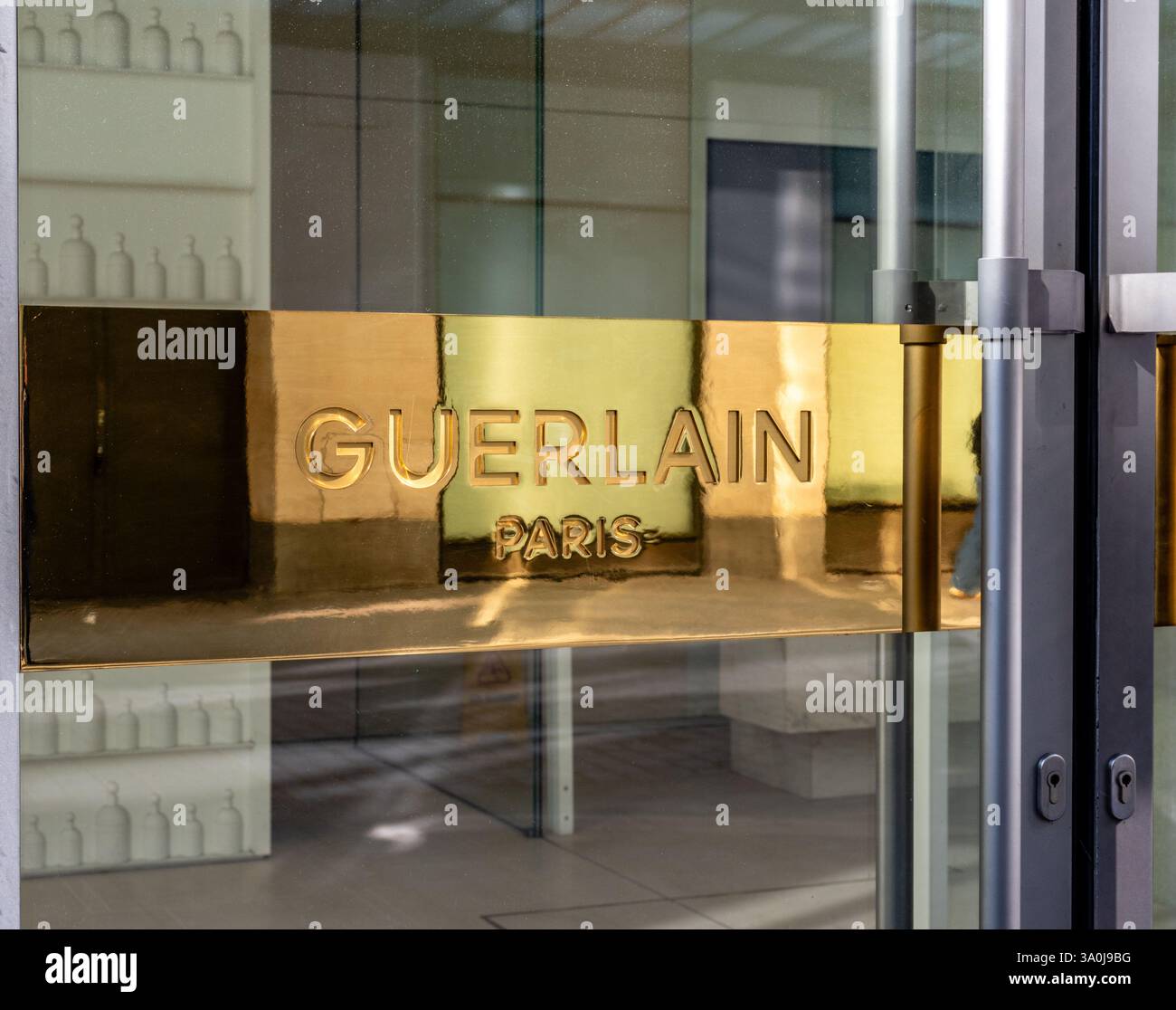 Paris, France, 03.02.2025 L'entrée du magasin Guerlain à Paris. Signe Guerlain. Banque D'Images