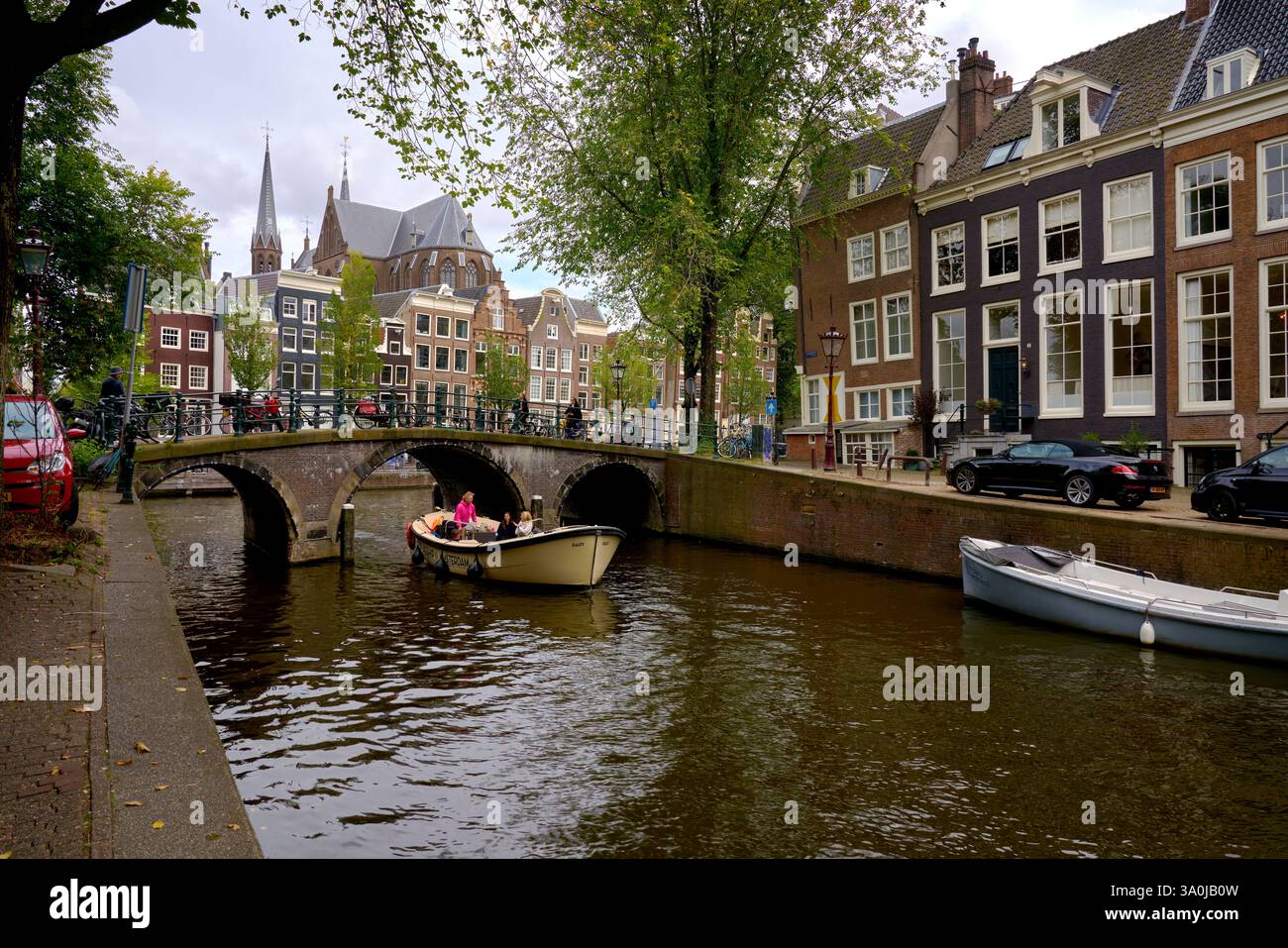 Amsterdam, pays-Bas – 16 septembre 2024 navigation sur canal à Amsterdam pays-Bas. Avoir une croisière de plaisir le long d'un canal tranquille à Amsterdam. Banque D'Images