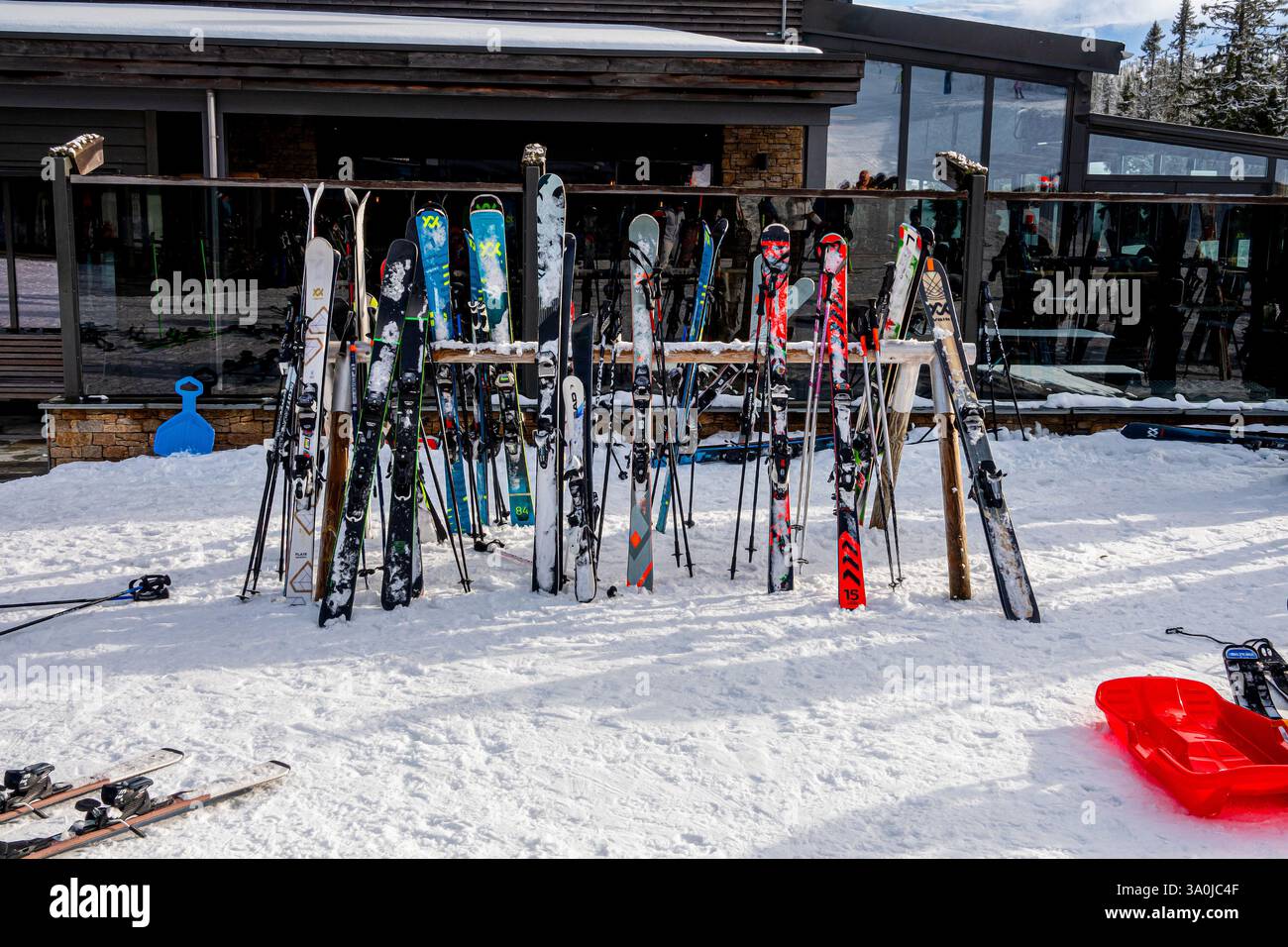 Rack emballé avec des skis dans la neige sur une station de sports d'hiver. Trysil, Norvège - 27 février 2025. Banque D'Images