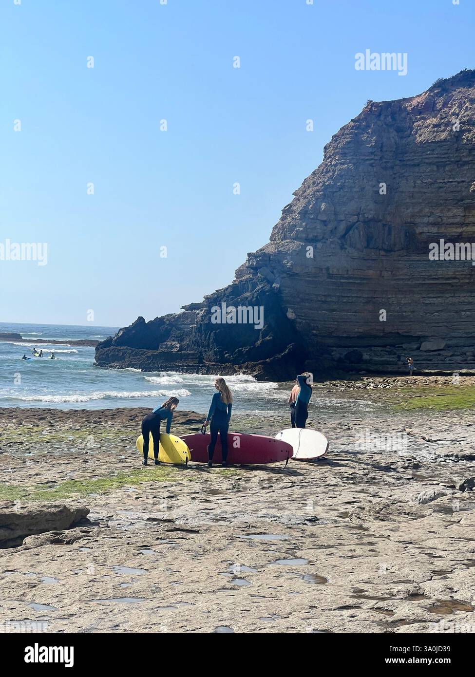 Surfeurs à Portugal Beach Banque D'Images