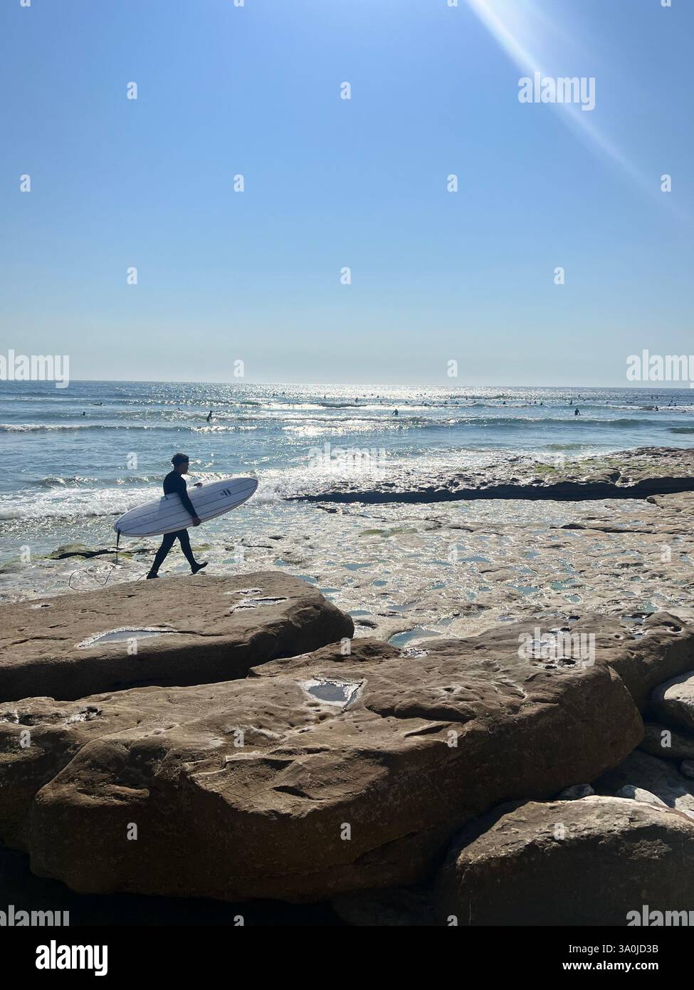 Surfeurs à Portugal Beach Banque D'Images