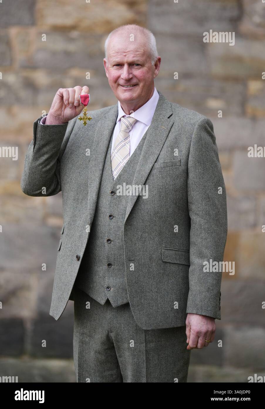 Le golfeur Sandy Lyle après avoir été fait officier de l'ordre de l'Empire britannique (OBE) lors d'une cérémonie d'investiture au Palais de Holyroodhouse, Édimbourg. Date de la photo : mardi 4 mars 2025. Banque D'Images