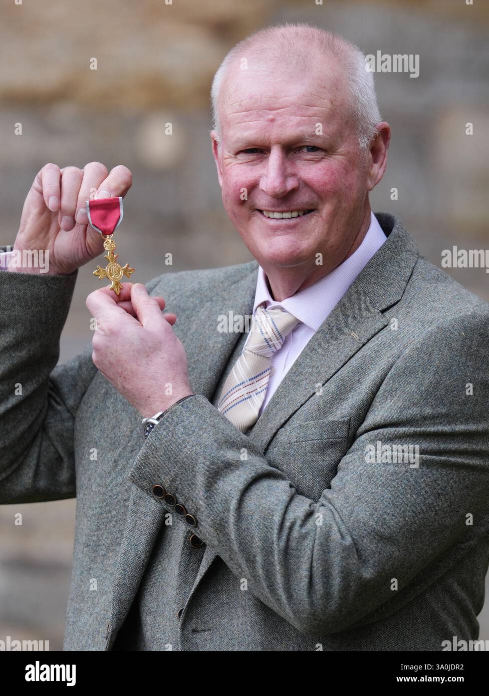Le golfeur Sandy Lyle après avoir été fait officier de l'ordre de l'Empire britannique (OBE) lors d'une cérémonie d'investiture au Palais de Holyroodhouse, Édimbourg. Date de la photo : mardi 4 mars 2025. Banque D'Images