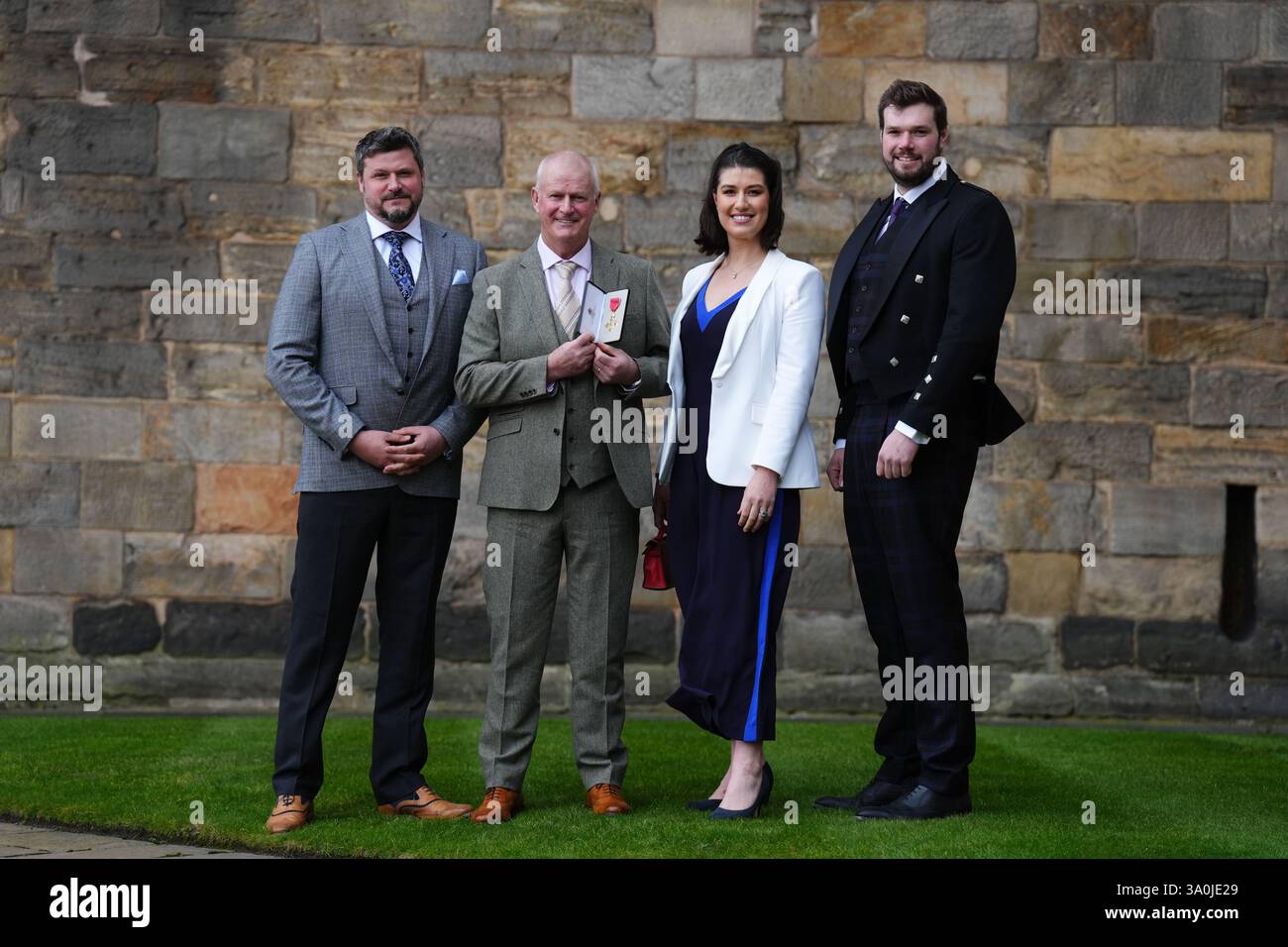 Le golfeur Sandy Lyle, avec (de gauche à droite) Stuart Lyle, Lonneke Lyle et Quintin Lyle, après avoir été fait officier de l'ordre de l'Empire britannique (OBE) lors d'une cérémonie d'investiture au Palais de Holyroodhouse, Édimbourg. Date de la photo : mardi 4 mars 2025. Banque D'Images