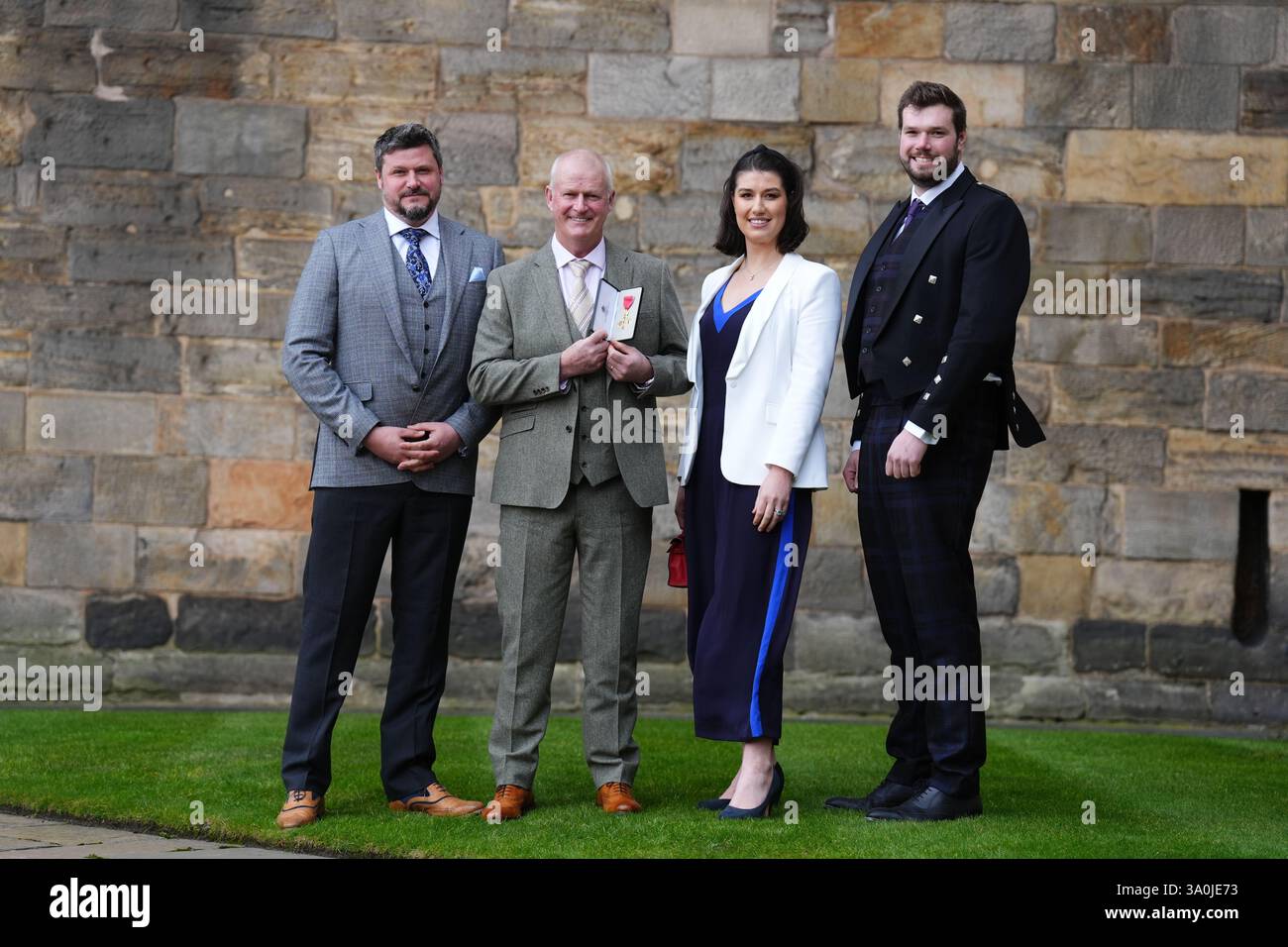 Le golfeur Sandy Lyle, avec (de gauche à droite) Stuart Lyle, Lonneke Lyle et Quintin Lyle, après avoir été fait officier de l'ordre de l'Empire britannique (OBE) lors d'une cérémonie d'investiture au Palais de Holyroodhouse, Édimbourg. Date de la photo : mardi 4 mars 2025. Banque D'Images