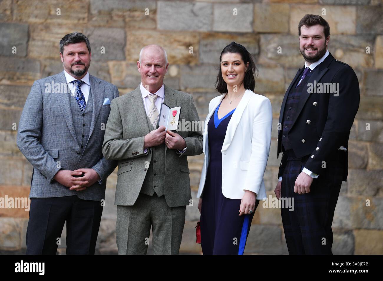 Le golfeur Sandy Lyle, avec (de gauche à droite) Stuart Lyle, Lonneke Lyle et Quintin Lyle, après avoir été fait officier de l'ordre de l'Empire britannique (OBE) lors d'une cérémonie d'investiture au Palais de Holyroodhouse, Édimbourg. Date de la photo : mardi 4 mars 2025. Banque D'Images