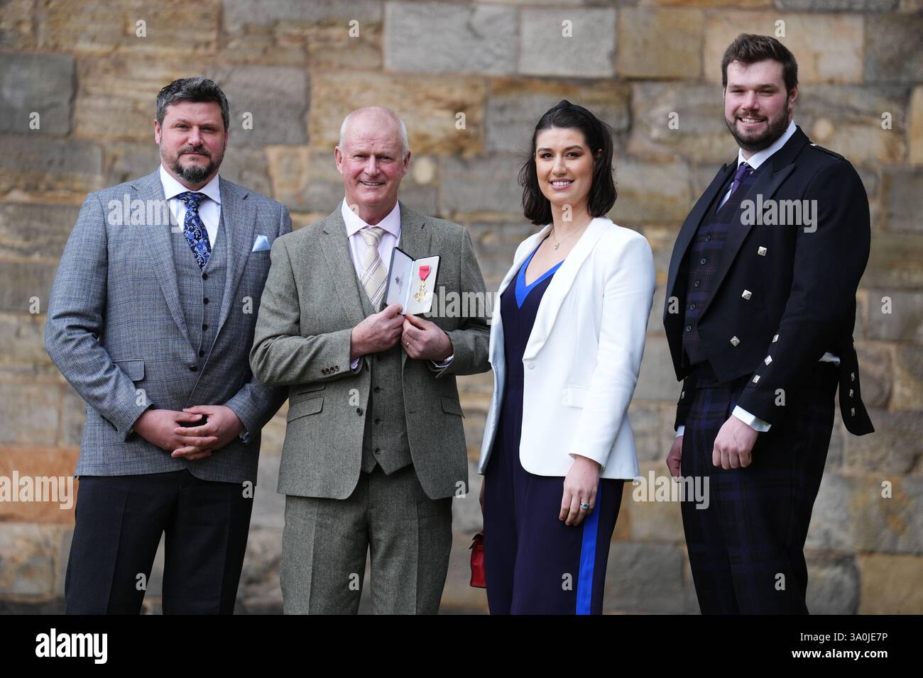Le golfeur Sandy Lyle, avec (de gauche à droite) Stuart Lyle, Lonneke Lyle et Quintin Lyle, après avoir été fait officier de l'ordre de l'Empire britannique (OBE) lors d'une cérémonie d'investiture au Palais de Holyroodhouse, Édimbourg. Date de la photo : mardi 4 mars 2025. Banque D'Images