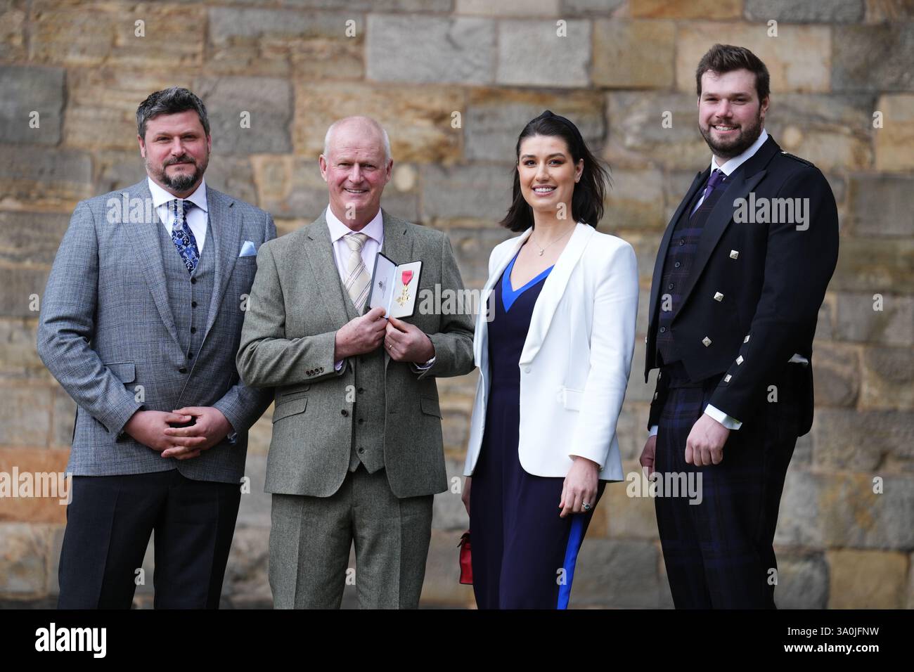 Le golfeur Sandy Lyle, avec (de gauche à droite) Stuart Lyle, Lonneke Lyle et Quintin Lyle, après avoir été fait officier de l'ordre de l'Empire britannique (OBE) lors d'une cérémonie d'investiture au Palais de Holyroodhouse, Édimbourg. Date de la photo : mardi 4 mars 2025. Banque D'Images