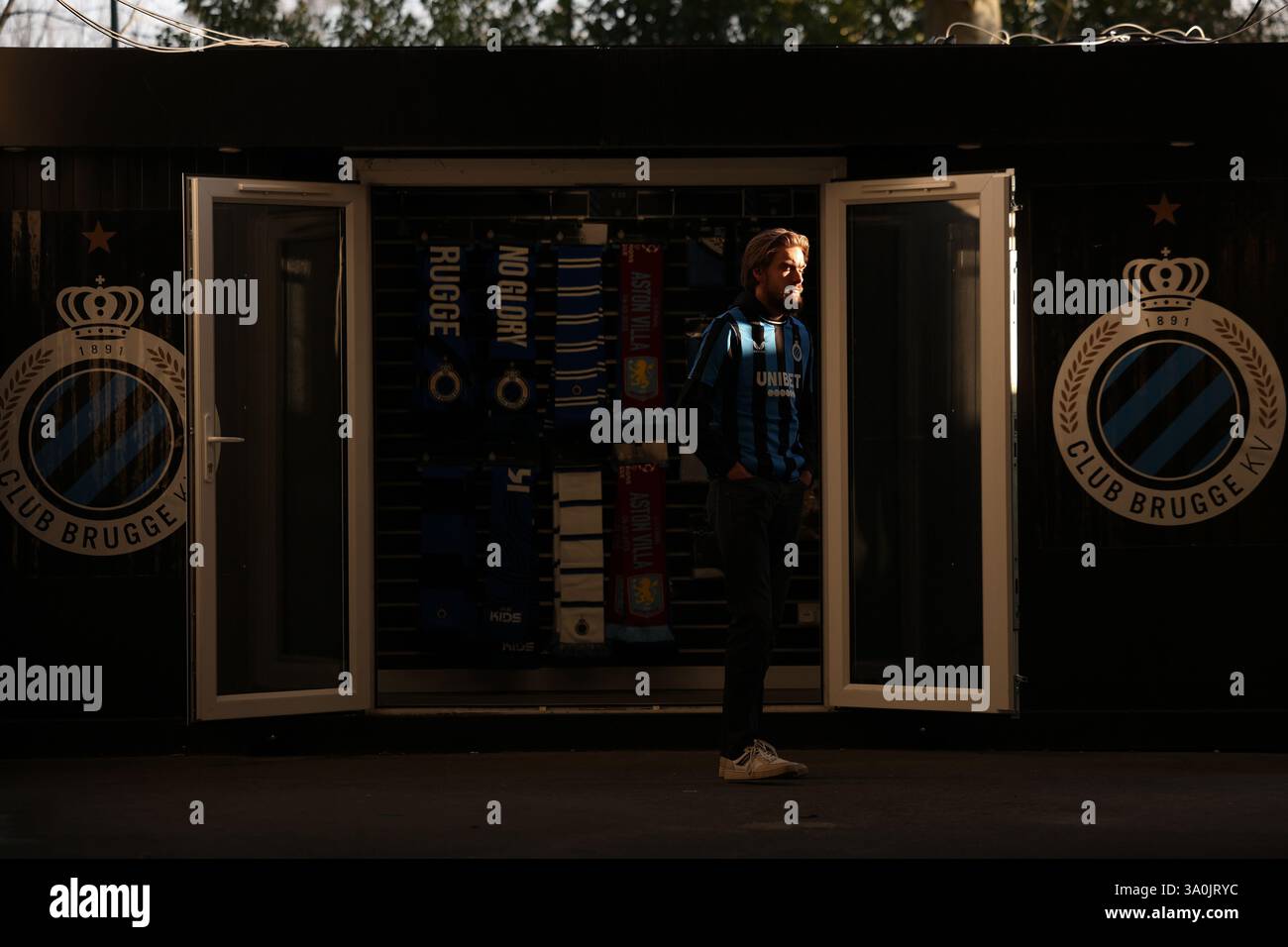 Bruges, Belgique. 4 mars 2025. Fan de Bruges avant le match de l'UEFA Champions League Club Bruges vs Aston Villa au Jan Breydel Stadium, Bruges. Le crédit photo devrait se lire : Paul Terry/Sportimage crédit : Sportimage Ltd/Alamy Live News Banque D'Images