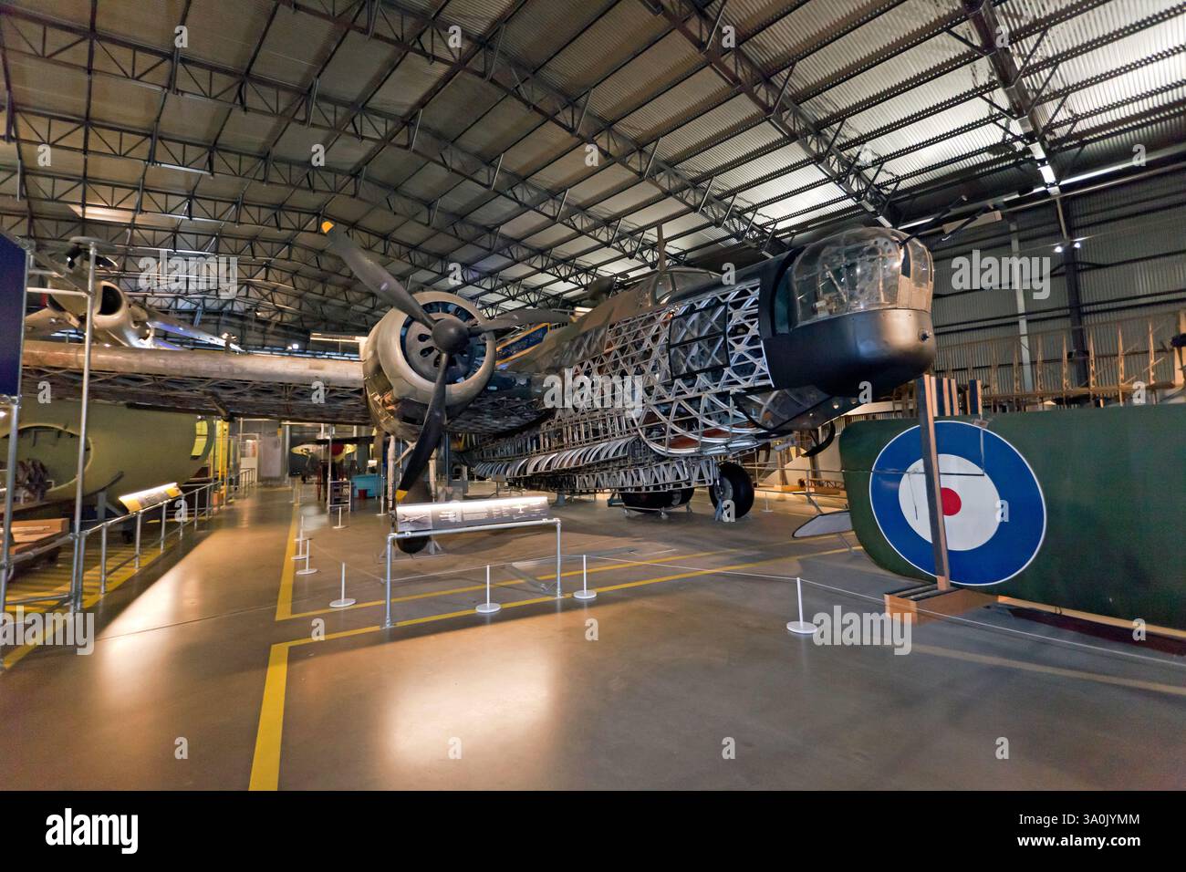Vue de face de la seconde Guerre mondiale, Vickers Wellington Mk 1a, exposée à la Brooklands Aircraft Factory, Weybridge, Surrey Banque D'Images